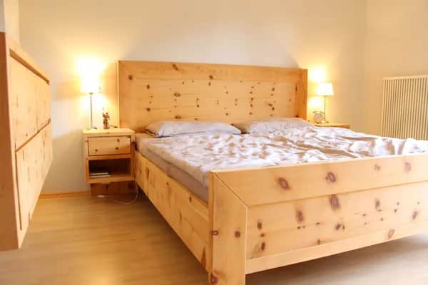 Zirbenbett Frame mit Schnitzerei