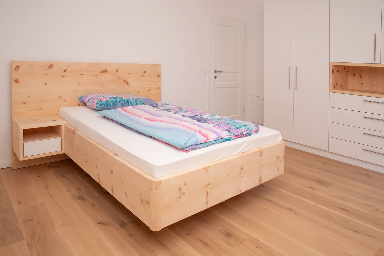 ZIRBENSCHLAFZIMMER MIT WEISS KOMBINIER