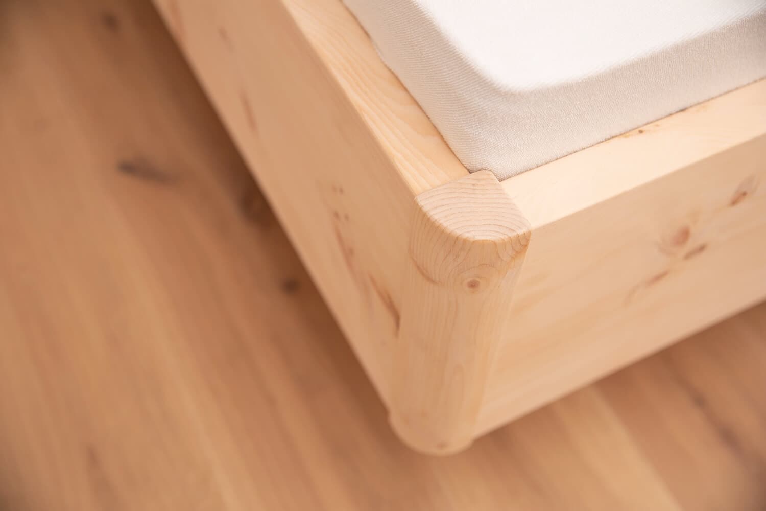 ZIRBENSCHLAFZIMMER MIT WEISS KOMBINIER