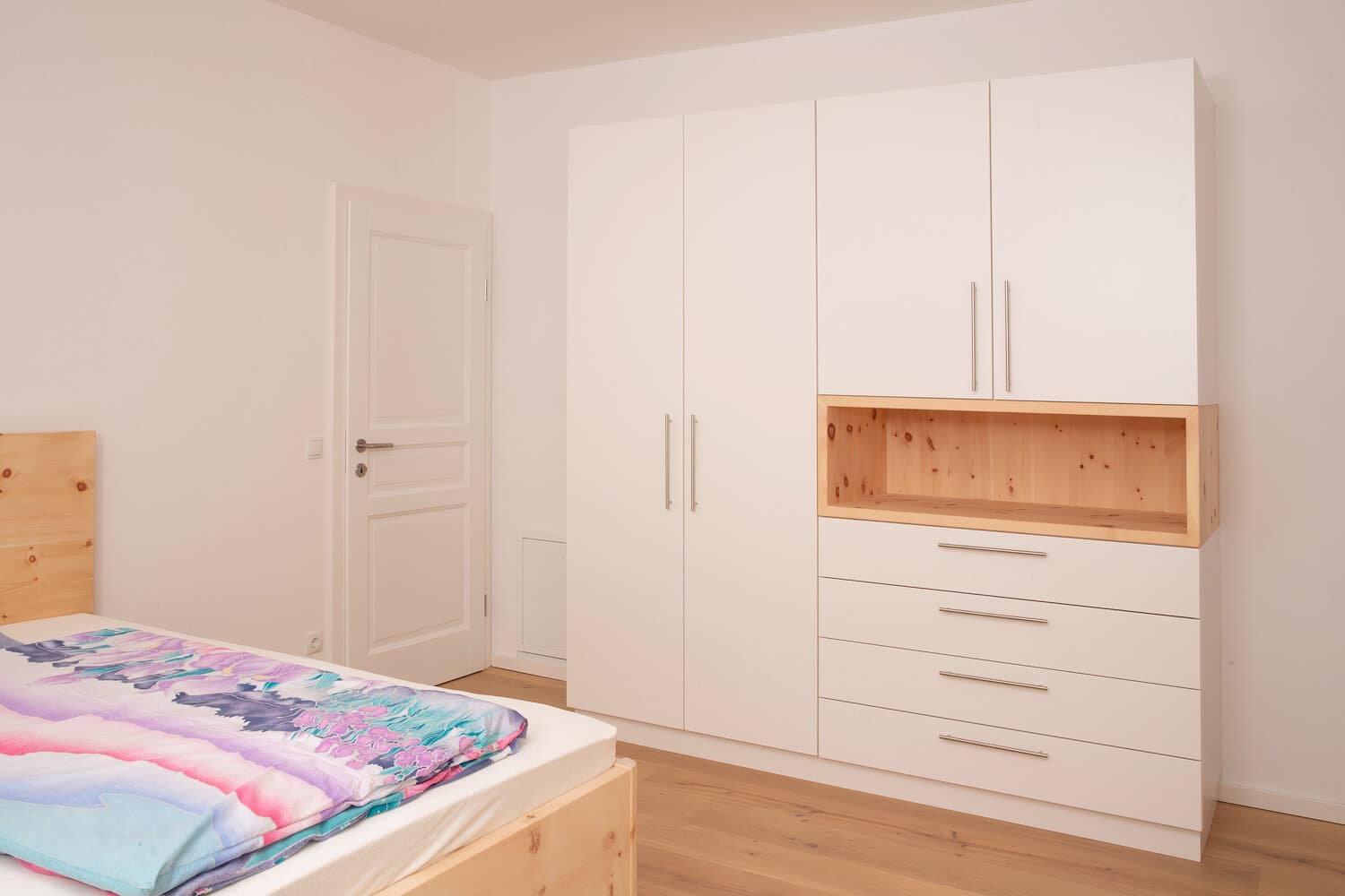 ZIRBENSCHLAFZIMMER MIT WEISS KOMBINIER