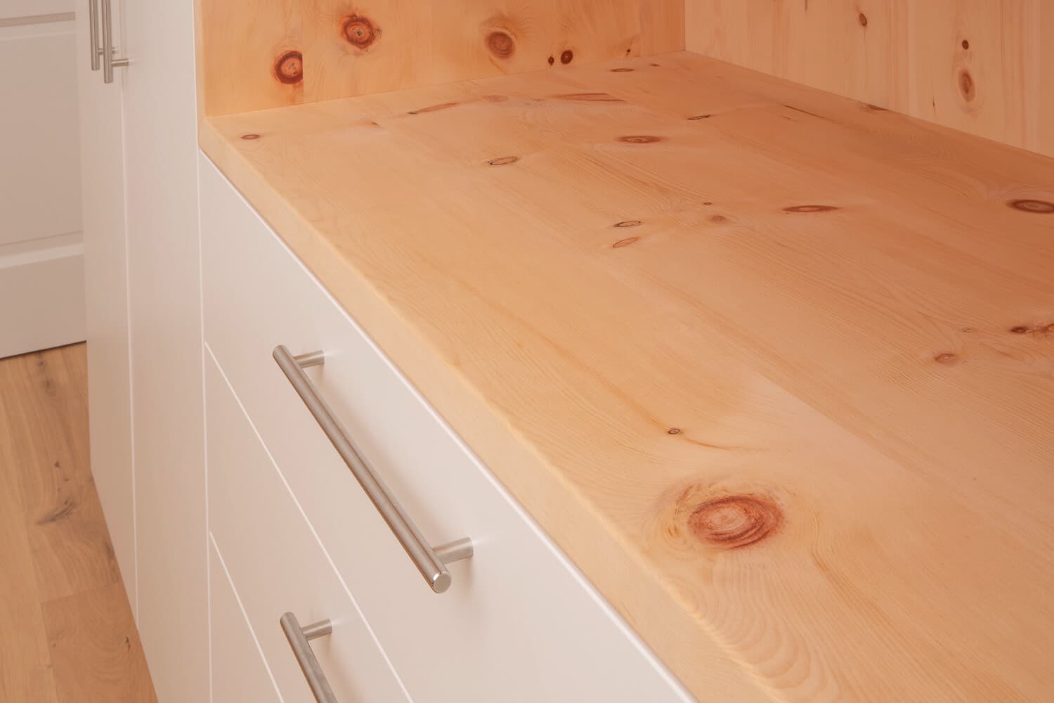 ZIRBENSCHLAFZIMMER MIT WEISS KOMBINIER