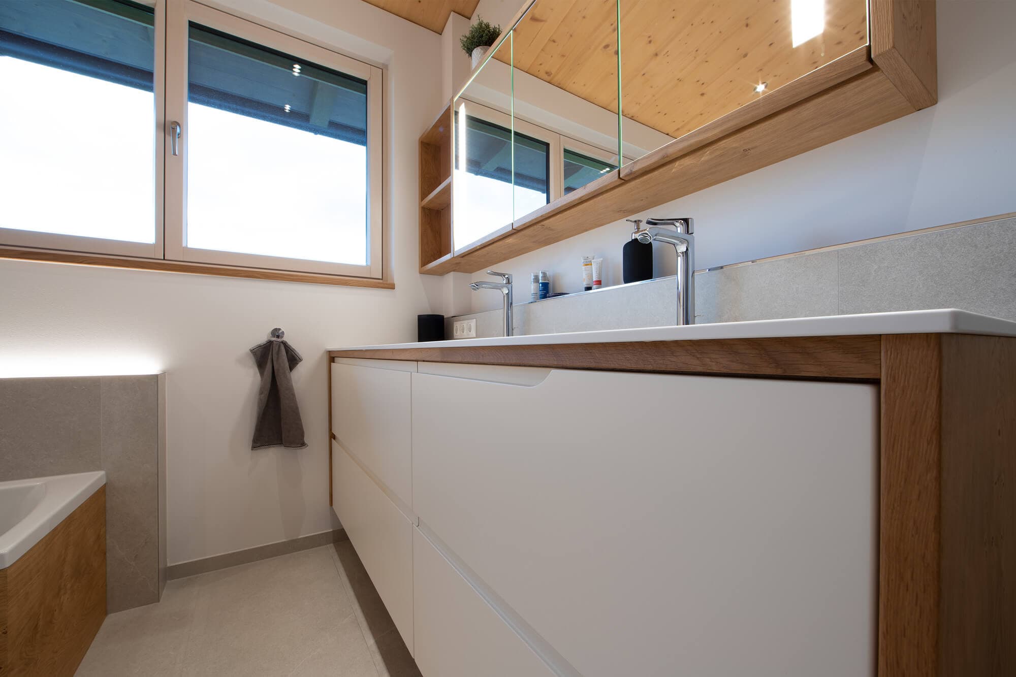 HOLZ IM BADEZIMMER