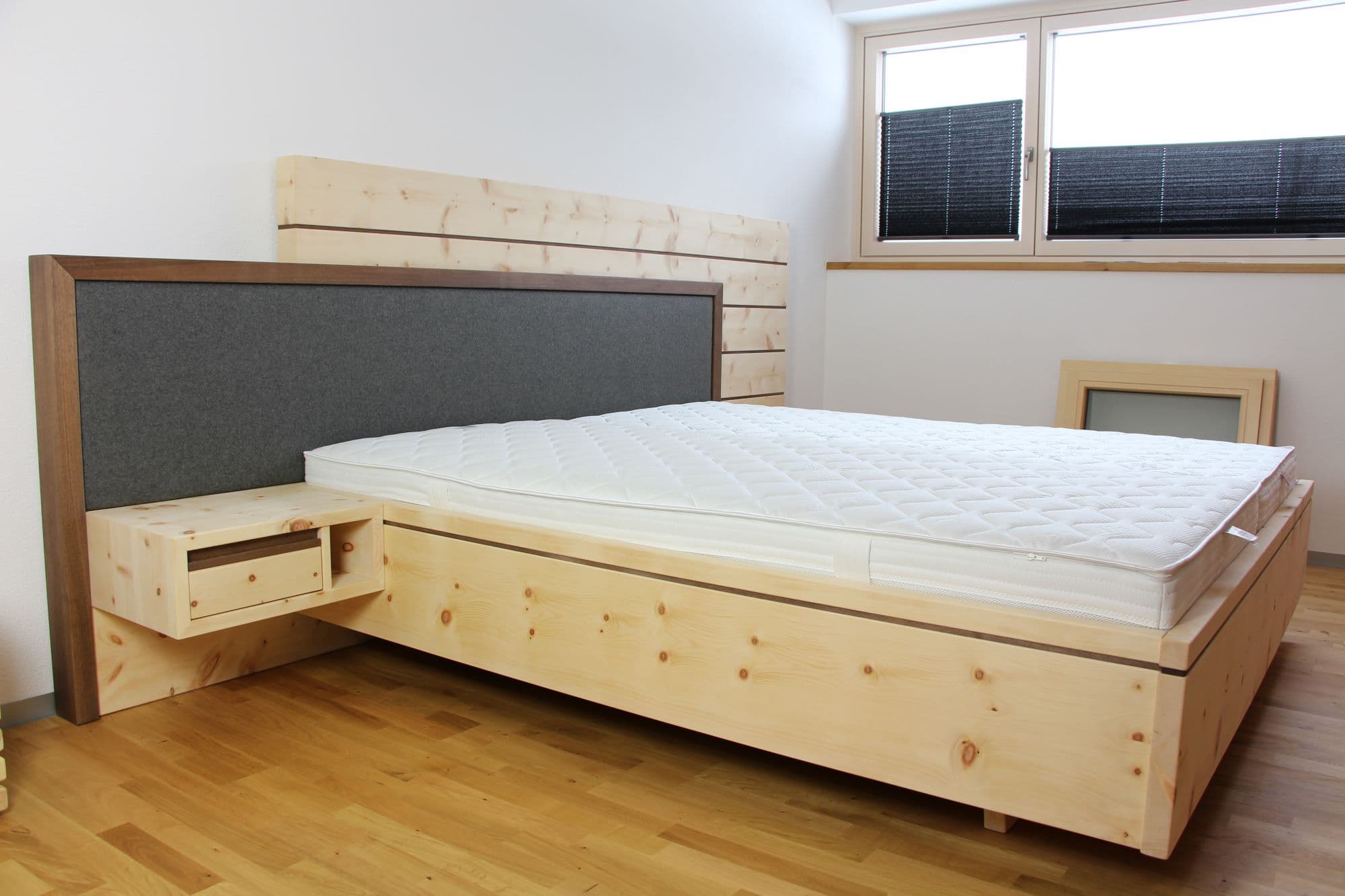 Zirbenbett modern mit Nussholz in kombination