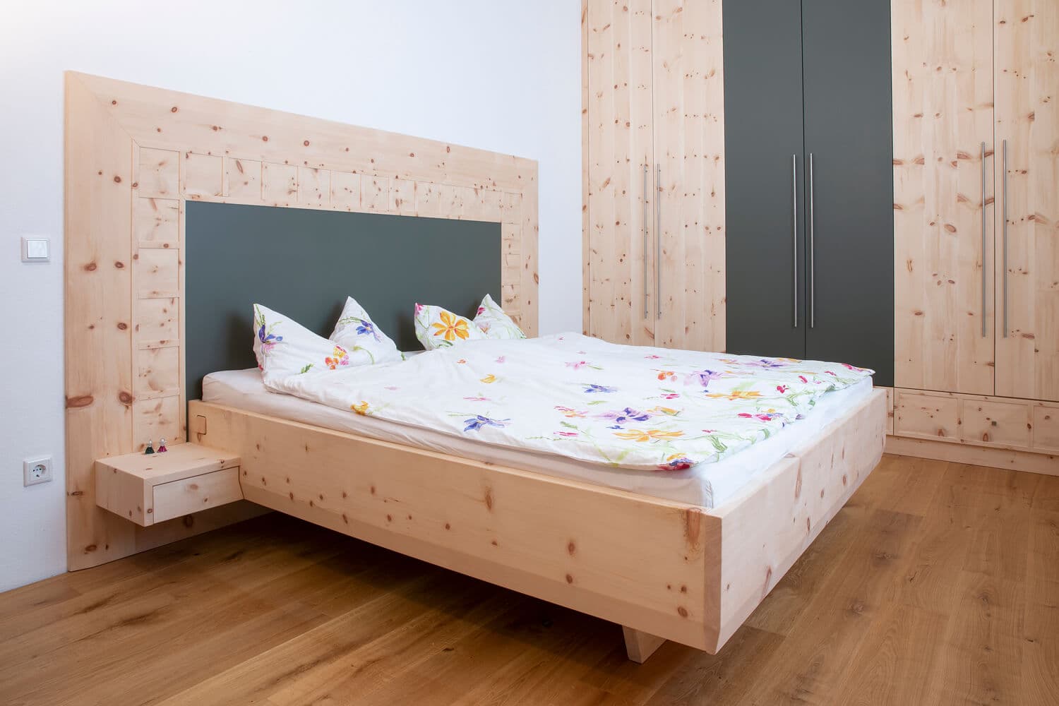 Natürlich Schlafen - Modernes Zirbenholz Schlafzimmer aus Hallein 
