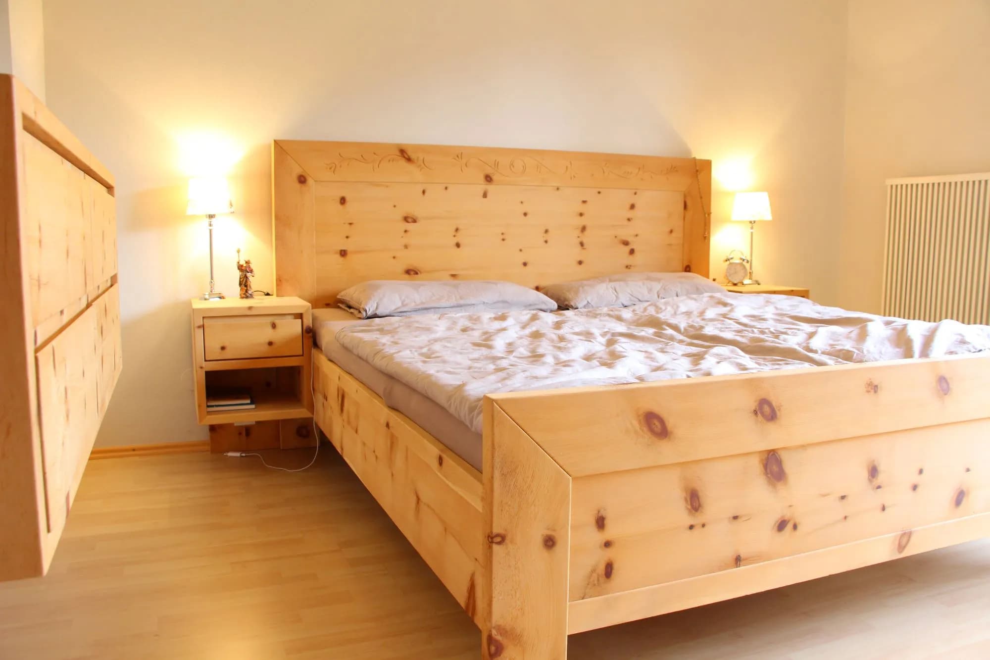 Zirbenbett Frame mit Schnitzerei