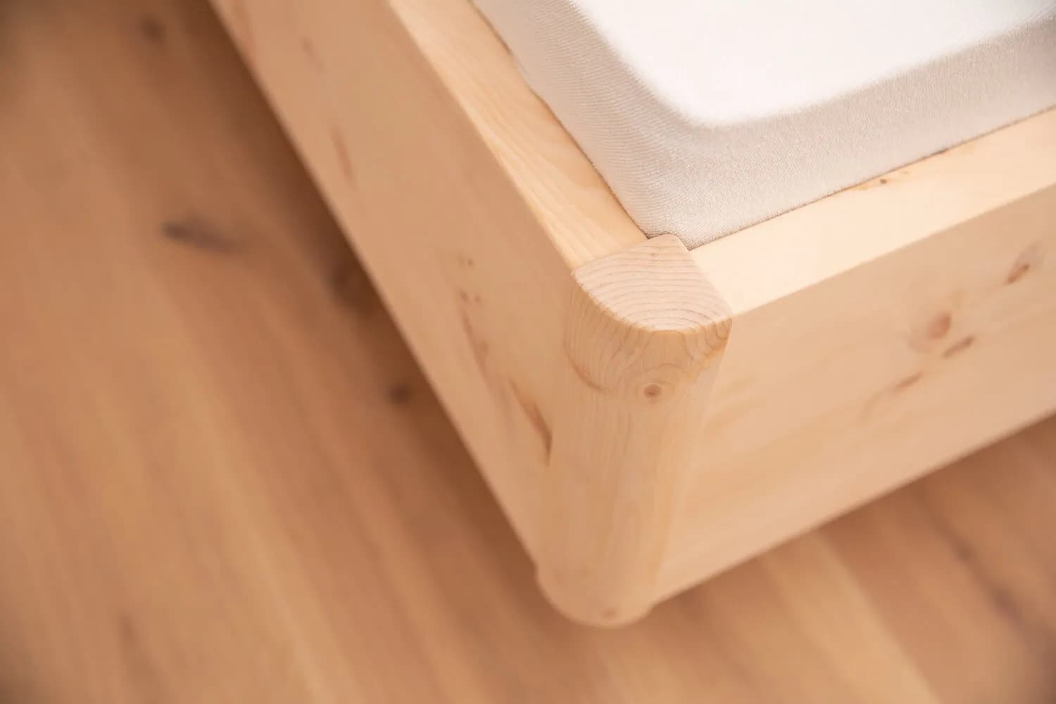 ZIRBENSCHLAFZIMMER MIT WEISS KOMBINIER 2