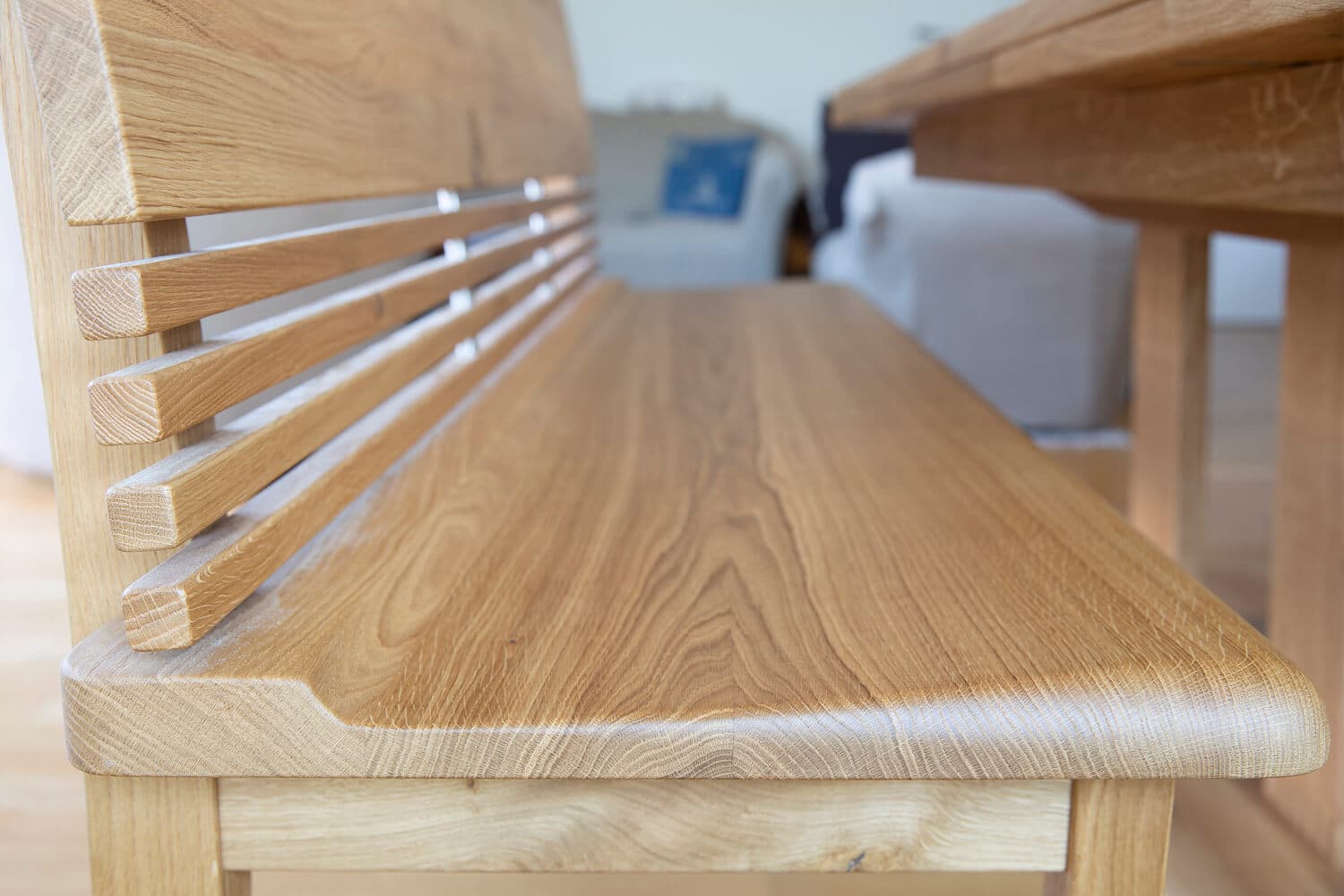 GROSSZÜGIGER ESSBEREICH IN MASSIVER EICHE