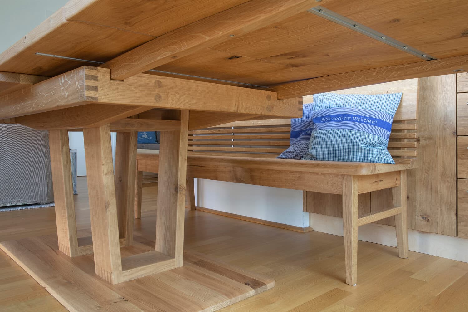 GROSSZÜGIGER ESSBEREICH IN MASSIVER EICHE