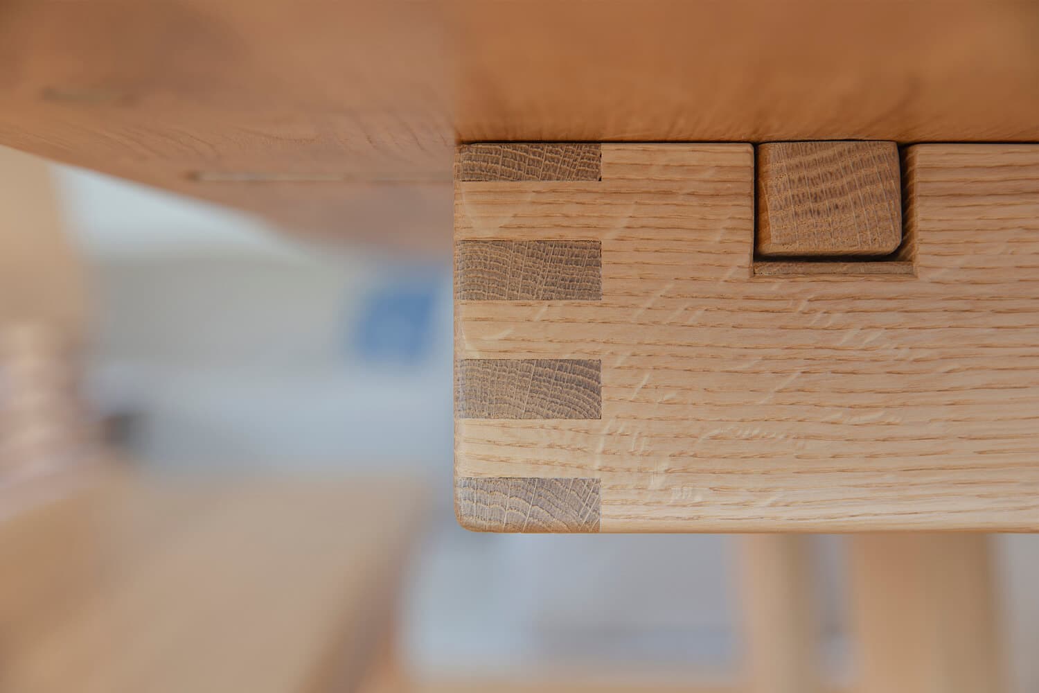 GROSSZÜGIGER ESSBEREICH IN MASSIVER EICHE