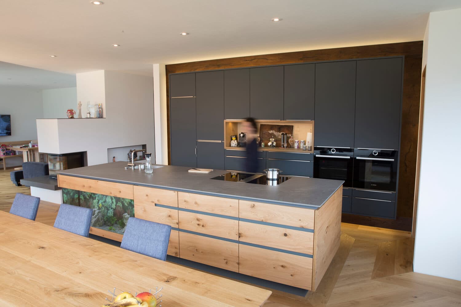 MODERNE KÜCHE MIT BESONDEREN EIGENSCHAFTEN