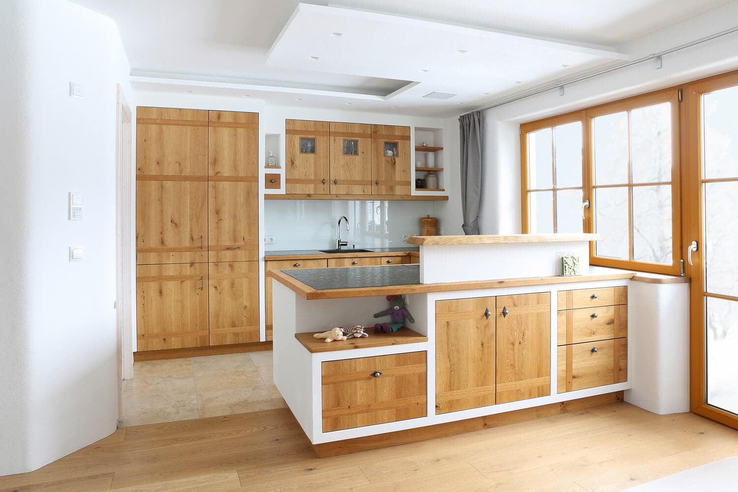 KÜCHE MIT MASSIVHOLZFRONTEN UND MAUEREINFASSUNG