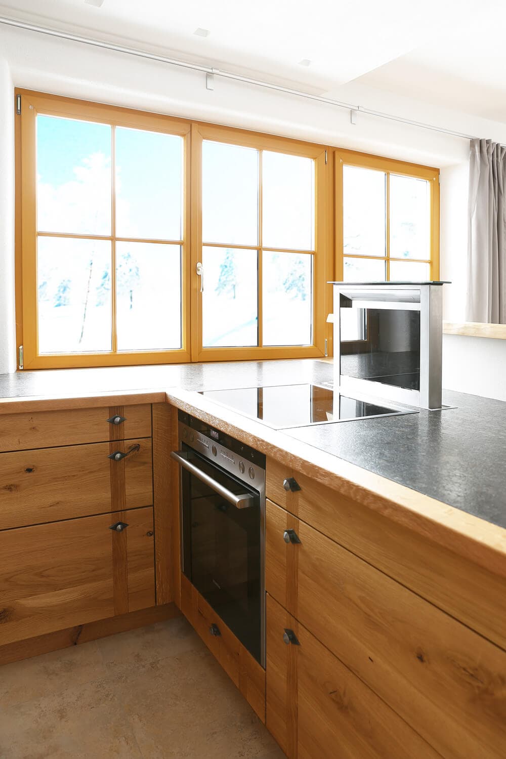 KÜCHE MIT MASSIVHOLZFRONTEN UND MAUEREINFASSUNG