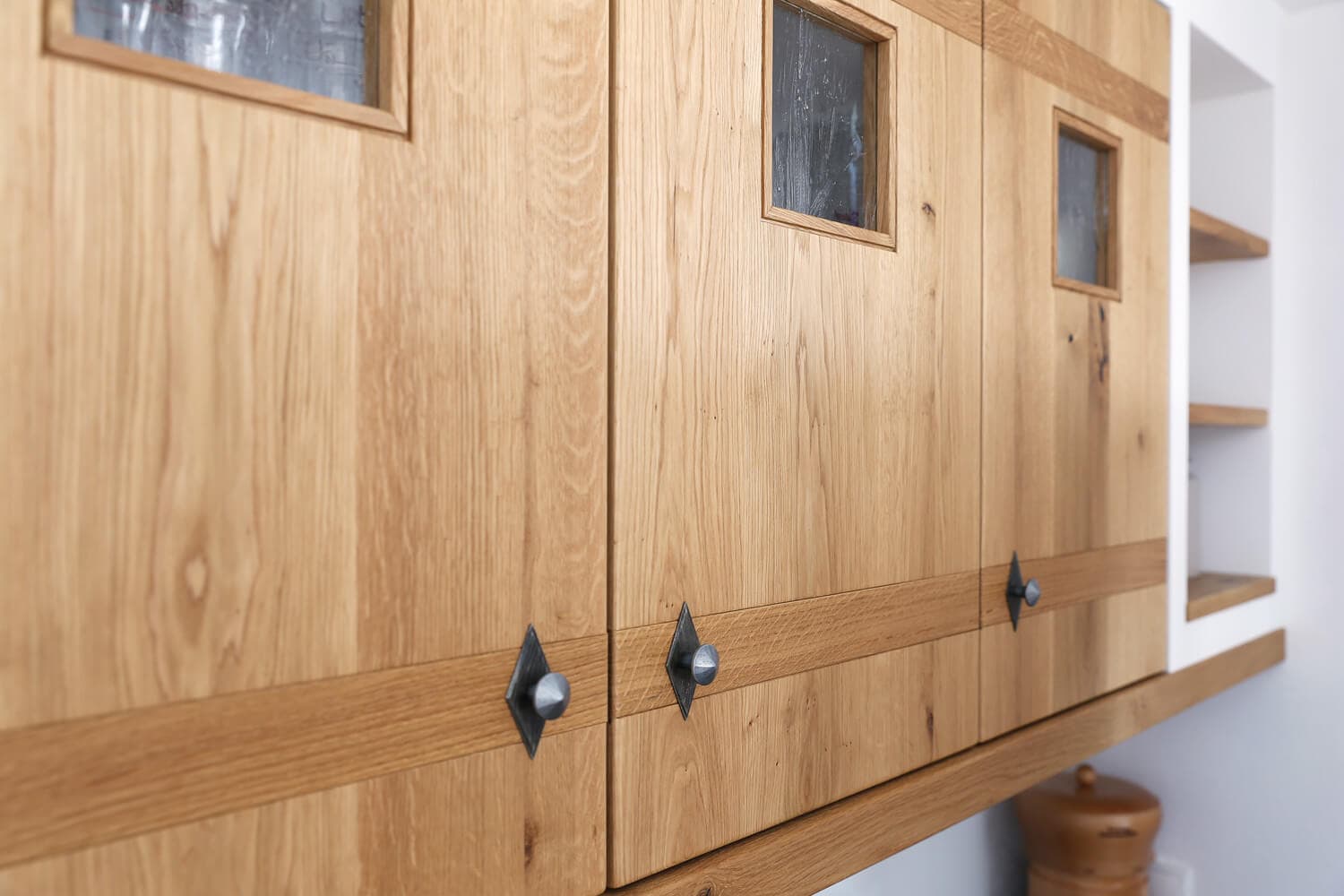 KÜCHE MIT MASSIVHOLZFRONTEN UND MAUEREINFASSUNG