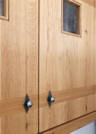 KÜCHE MIT MASSIVHOLZFRONTEN UND MAUEREINFASSUNG