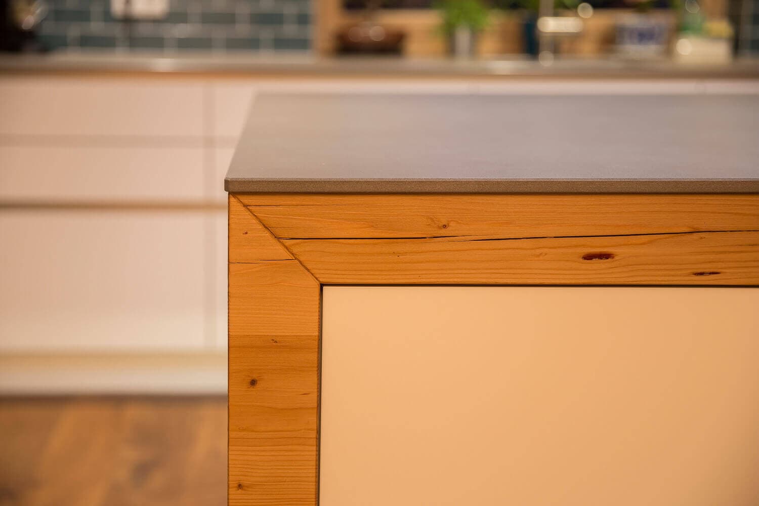 ALTHOLZ FICHTE UND SAMTIGE FRONTEN