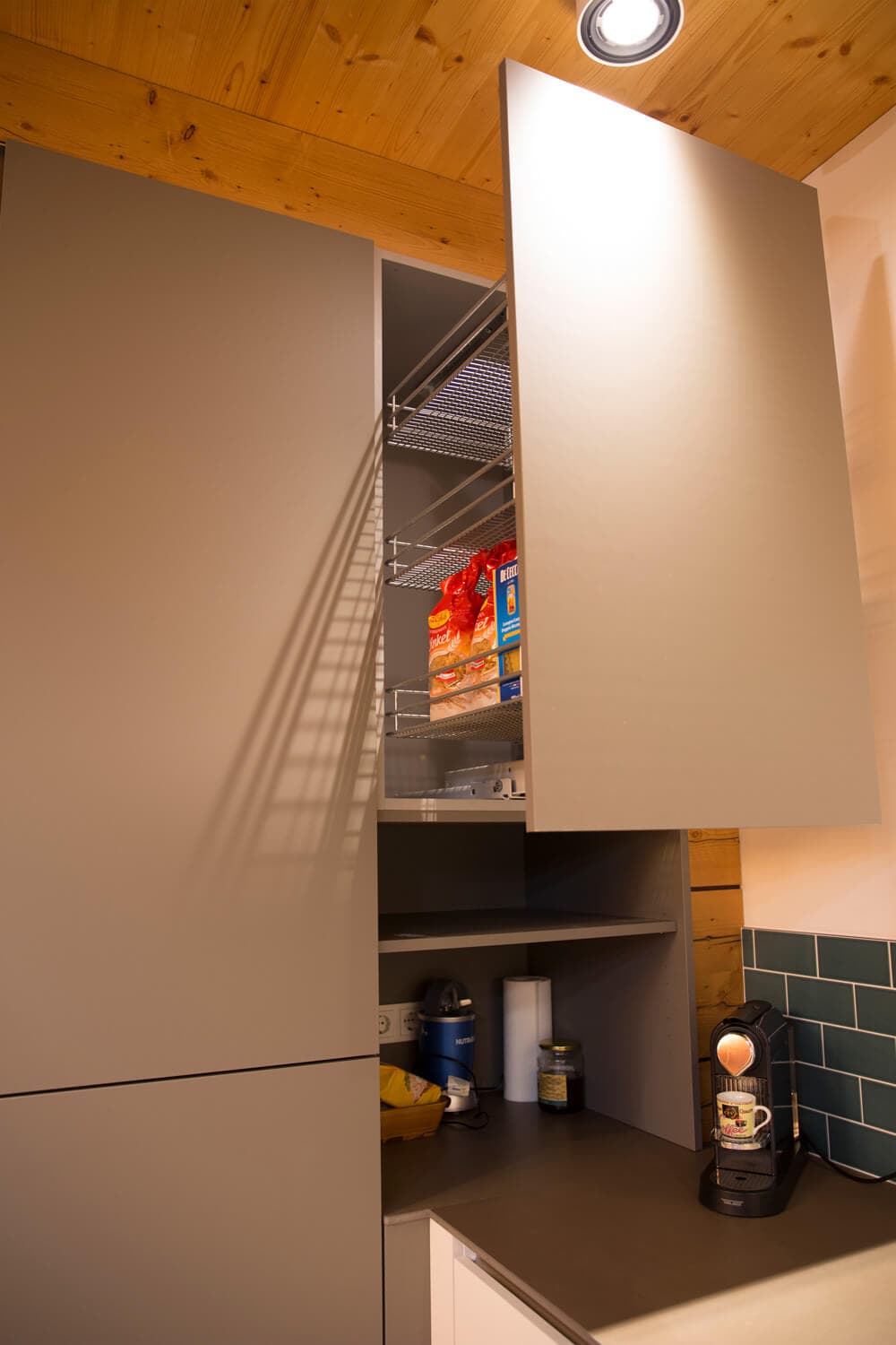 ALTHOLZ FICHTE UND SAMTIGE FRONTEN