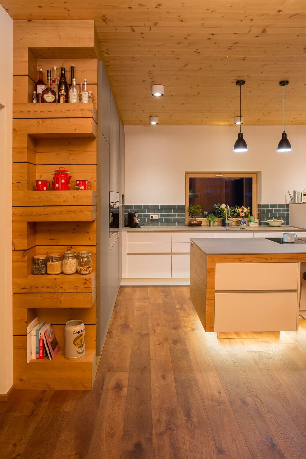 ALTHOLZ FICHTE UND SAMTIGE FRONTEN