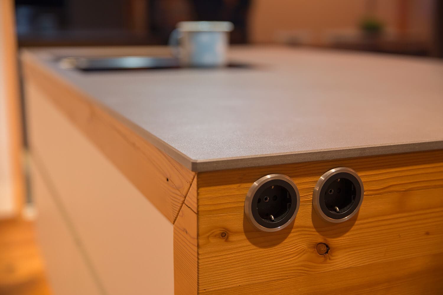 ALTHOLZ FICHTE UND SAMTIGE FRONTEN