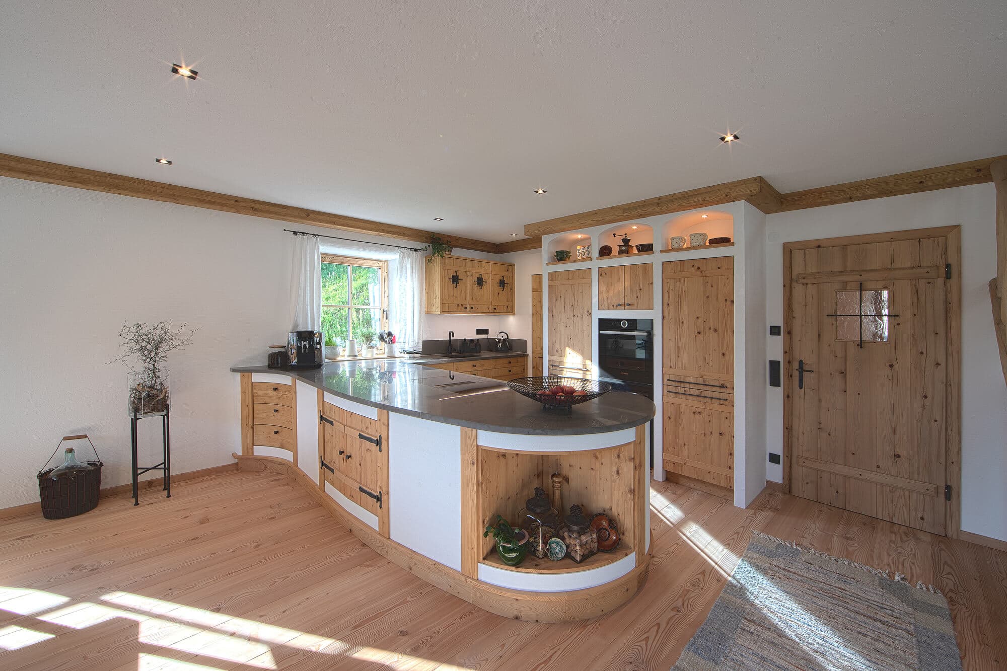 KÜCHEN SCHMUCKSTÜCK AUS MASSIV GEHACKTEM FICHTENHOLZ