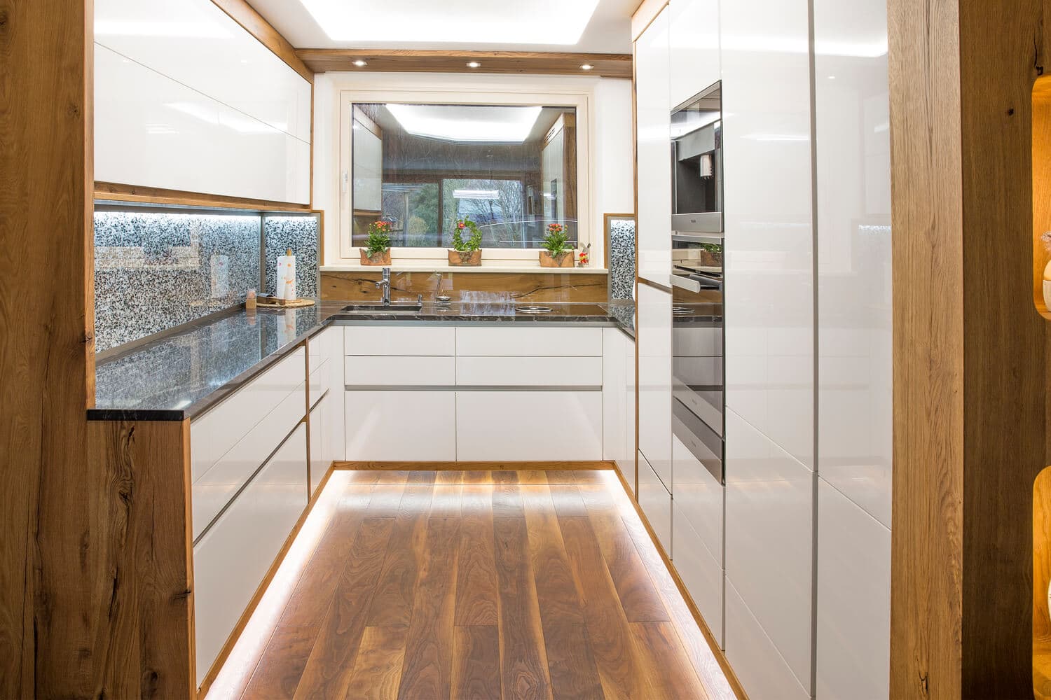 HOCHGLANZ VOLLENDET MIT SCHLOSSEICHE