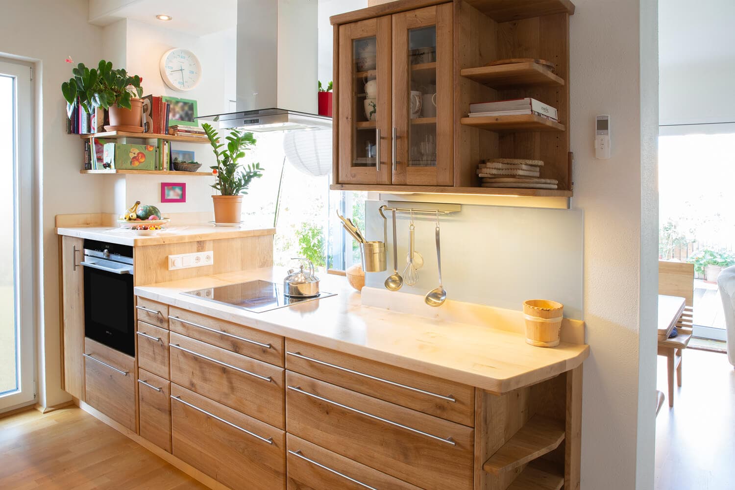 VIEL STAURAUM IN MASSIVER ECHTHOLZKÜCHE