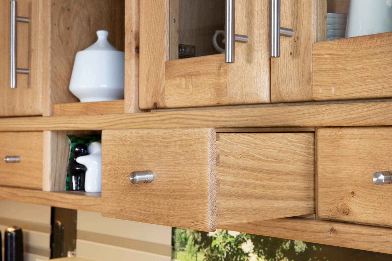 VIEL STAURAUM IN MASSIVER ECHTHOLZKÜCHE