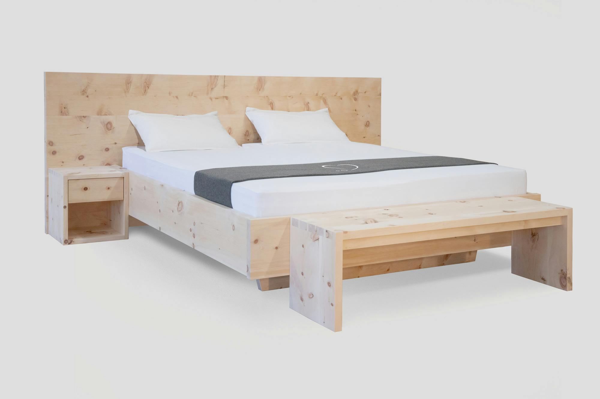 Modernes Zirbenholz Bett aus Salzburg