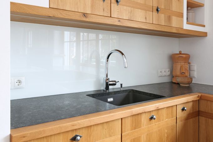 Moderne Massivholzküche für Salzburg