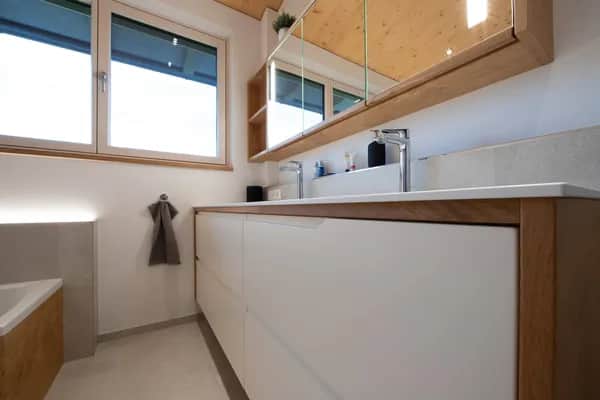 HOLZ IM BADEZIMMER